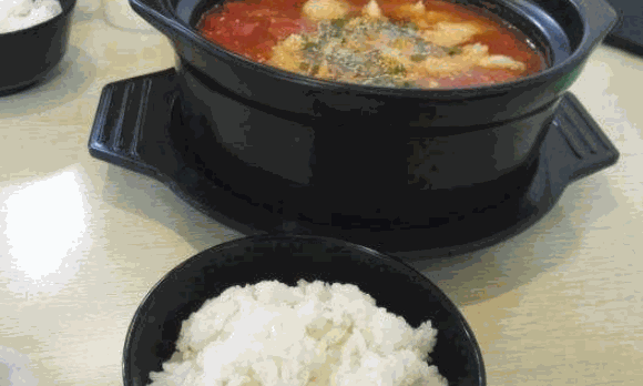 娇羞小姐酸菜鱼米饭